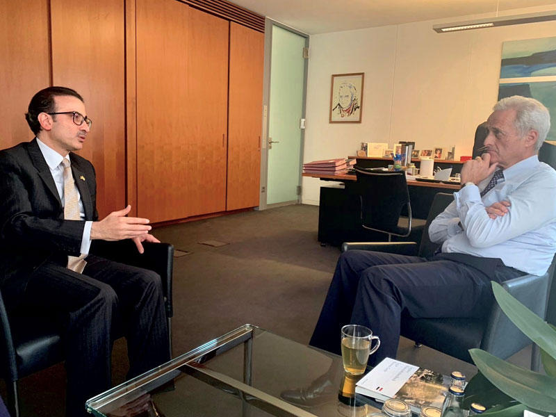 سفير الكويت لدى ألمانيا نجيب البدر في لقاء مع رئيس غرفة التجارة والصناعة العربية - الألمانية بيتر رامزاور