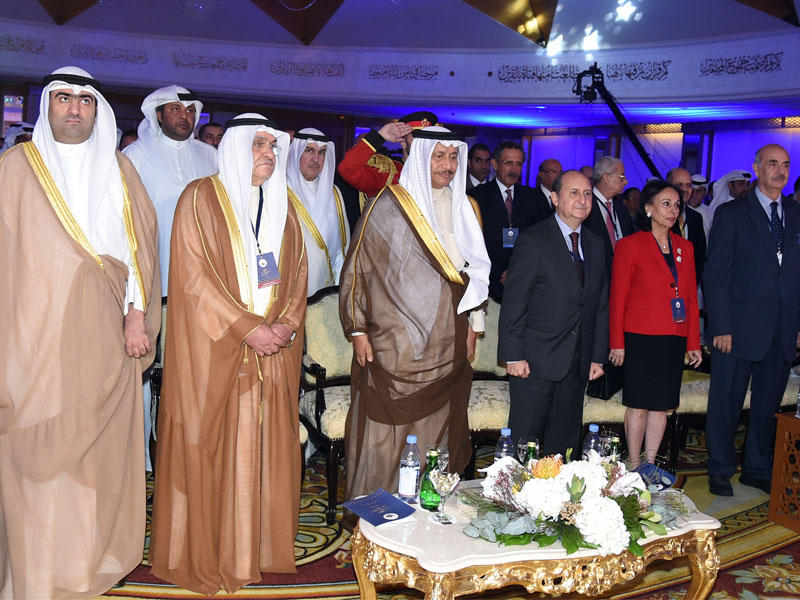 المبارك يتوسط الصقر والروضان ونصار والقطامي والألفي خلال افتتاح الملتقى  (تصوير عبدالله خلف ونوفل إبراهيم)