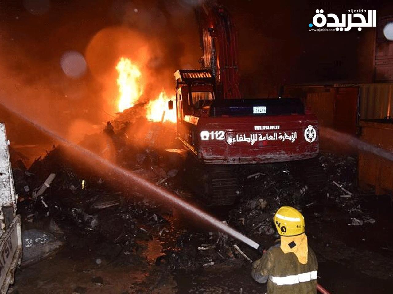 فرق الإدارة العامة للاطفاء الكويتية تقوم باخماد النيران التي اشتعلت في سكراب أمغرة 