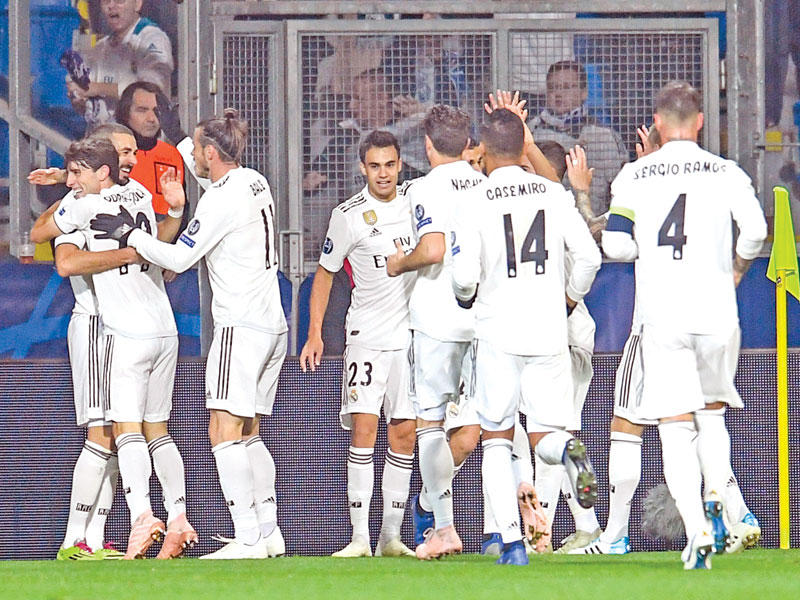 فرحة لاعبي الريال بهدف بنزيمة