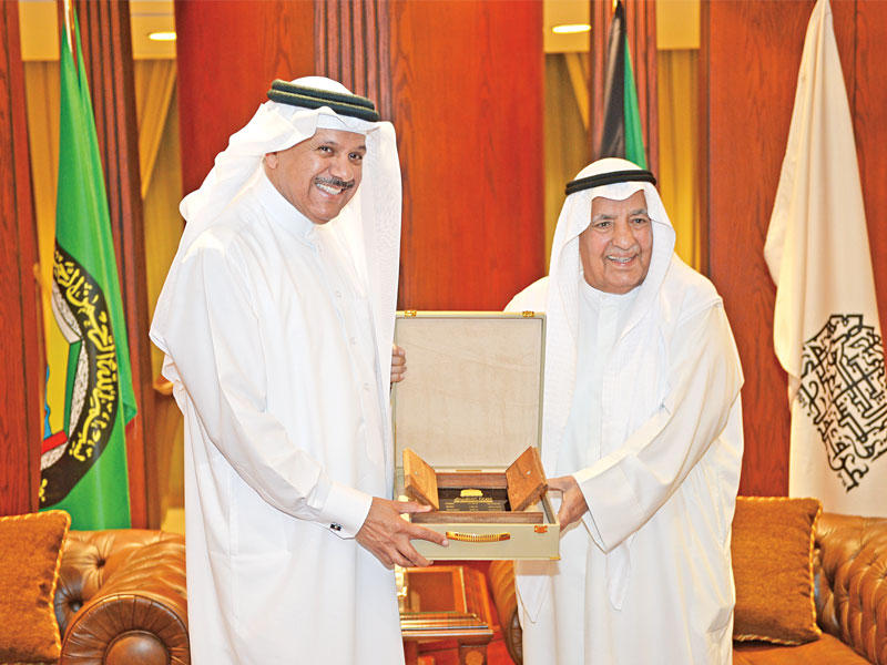 الغانم يكرم الزياني