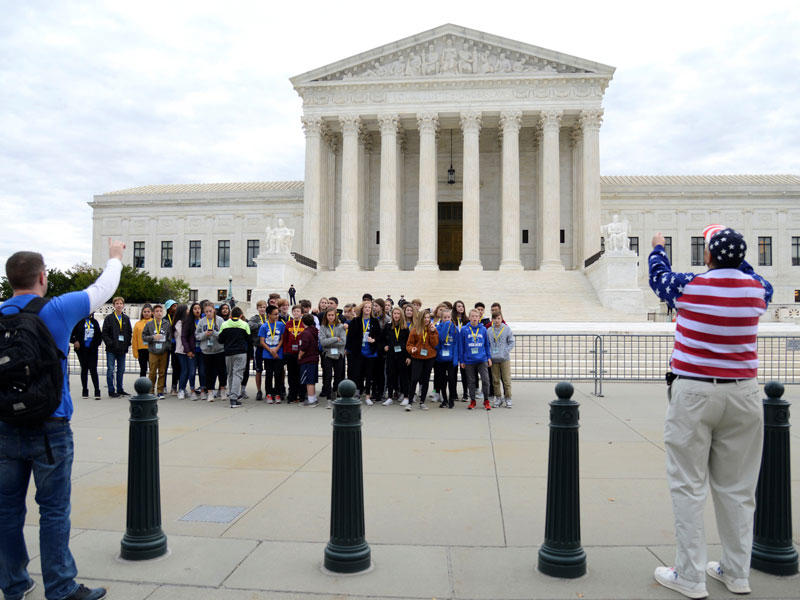 طلاب مدرسة من مدينة كولومبوس في أوهايو يلتقطون صورة تذكارية أمام مبنى المحكمة العليا في واشنطن أمس (رويترز)n