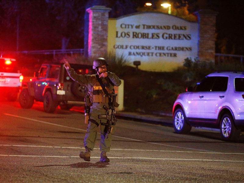 شرطي في موقع المجزرة فجر أمس (رويترز)n