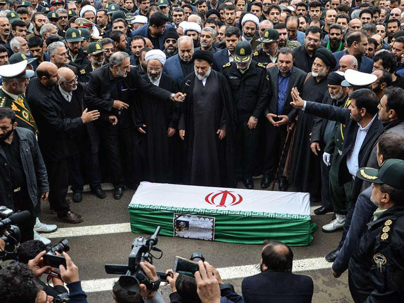 مراسم دفن رسمية وشعبية لجثمان رجل أمن توفي بعد 10 سنوات من دخوله في غيبوبة إثر إصابته خلال تصديه لهجوم إرهابي في خرم آباد أمسttt        (إرنا)