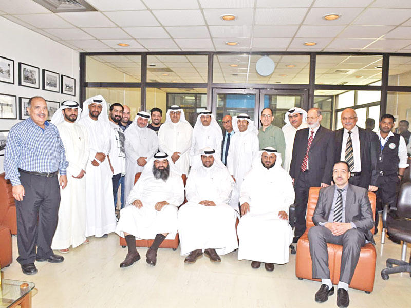 المطيري يتوسط الموظفين المكرمين