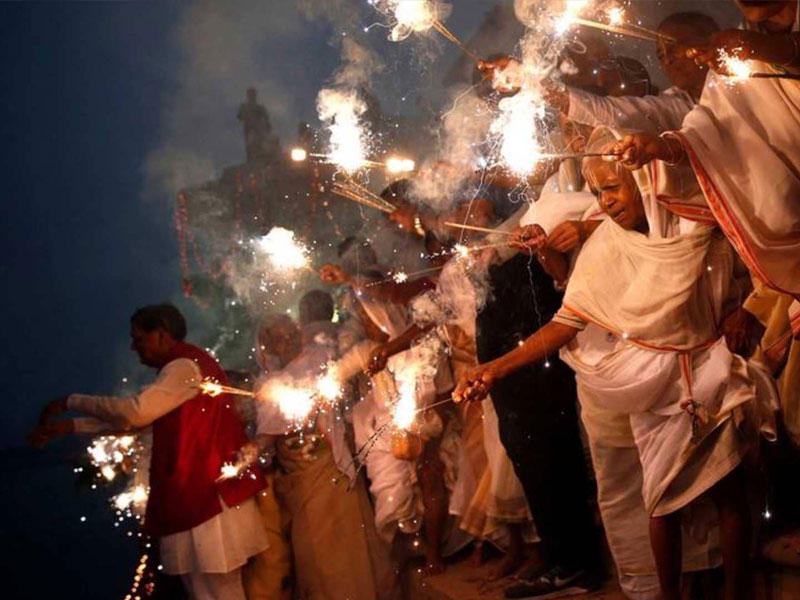 محتفلون يشعلون الأضواء في مهرجاء ديوالي الهندوسي في نيودلهي (أرشيفية)