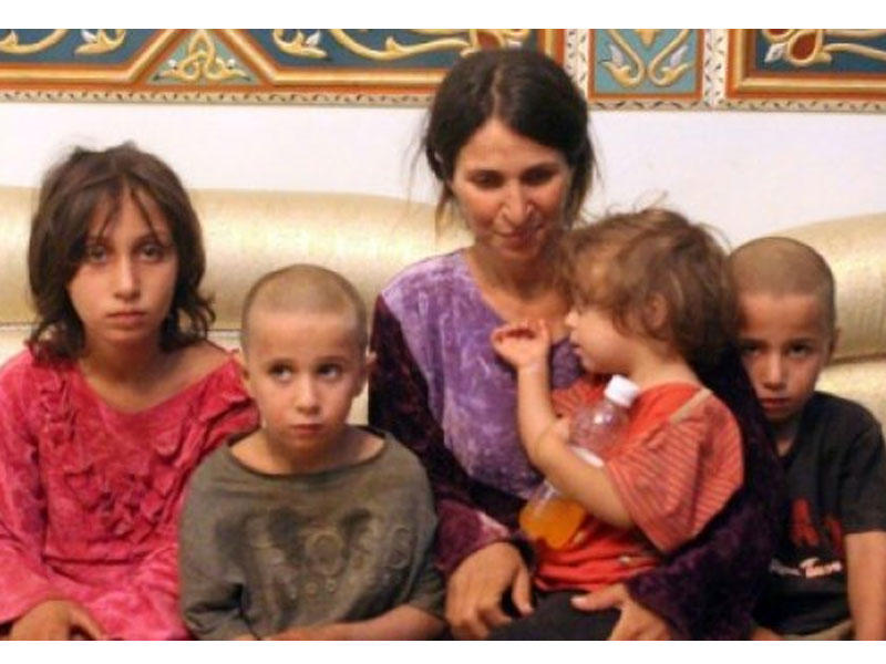  © سانا/اف ب | صورة وزعتها وكالة الأنباء السورية (سانا) في 20 تشرين الأول/أكتوبر 2018 لأمرأة وأطفالها الأربعة من بين ستة أشخاص أفرج عنهم من 27 درزياً خطفهم تنظيم الدولة الإسلامية خلال تبادل للمحتجزين، لدى وصولهم إلى مبنى حكومي في السويداء 