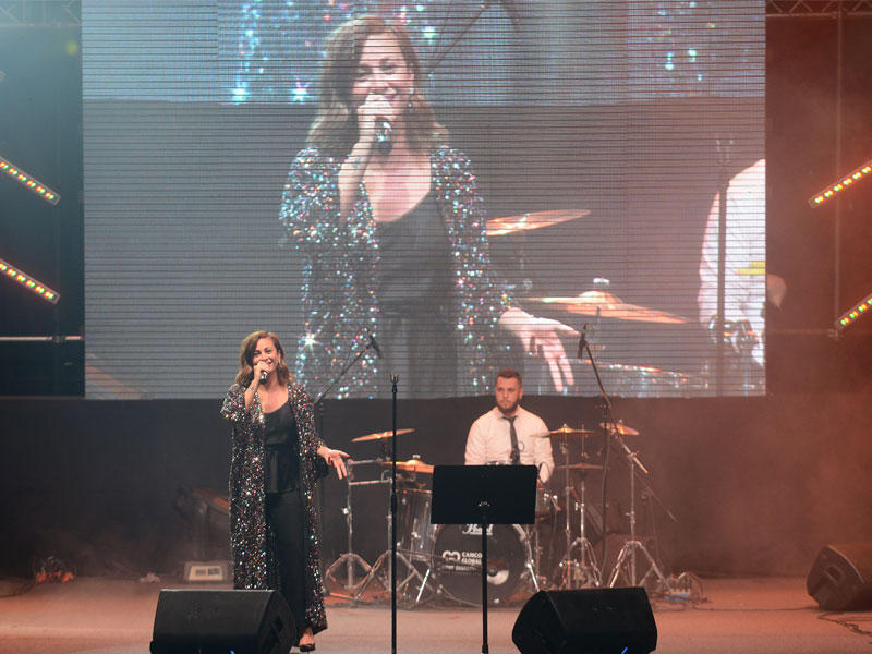 عزيزة أثناء الحفل