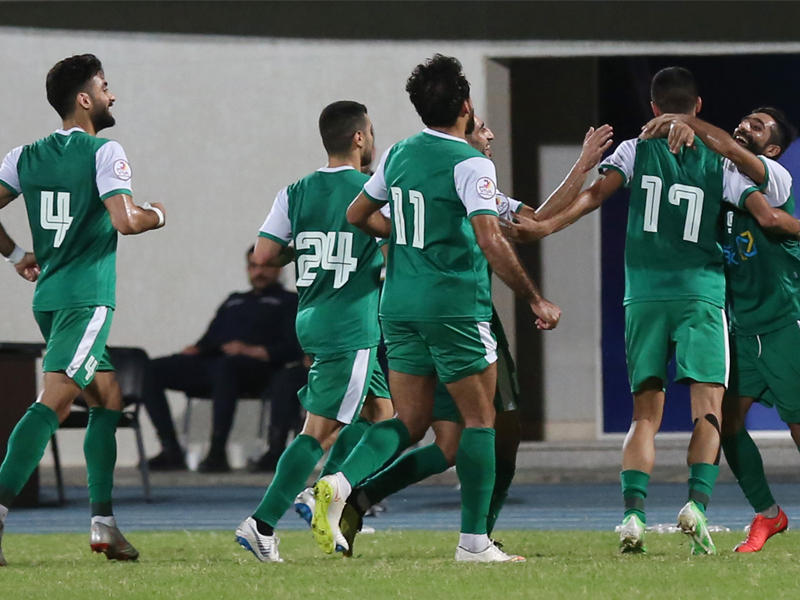 لاعبو العربي يحتفلون بالهدف الرابع (تصوير جورج ريجي)