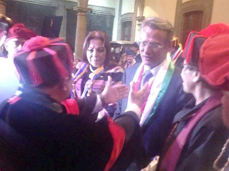 سفير دولة الكويت لدى المكسيك متعب المطوطح يتسلم شهادة الدكتوراه الفخرية