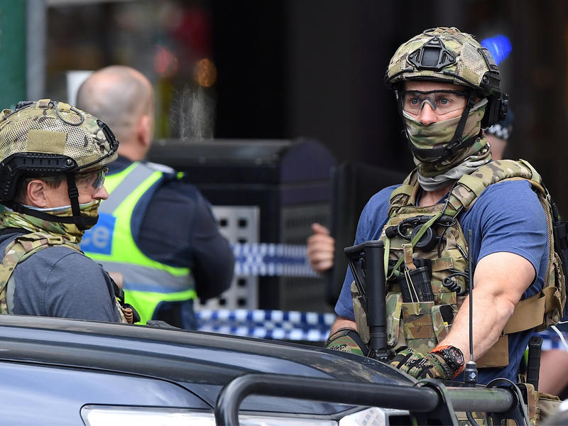 عناصر من الشرطة الأسترالية في موقع الاعتداء أمس (رويترز)