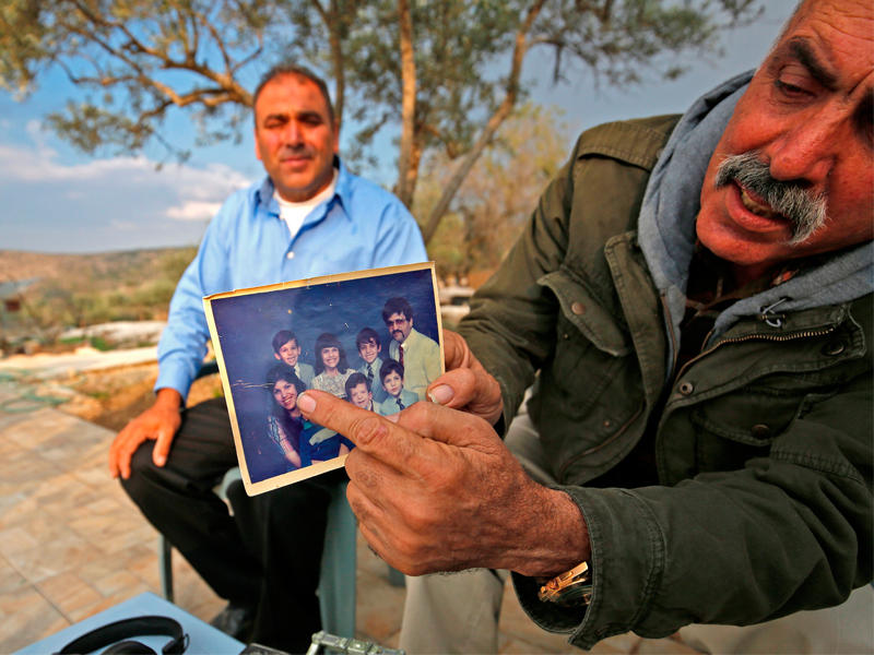 بسام يعرض صورة قديمة لرشيدة   (ا ف ب)