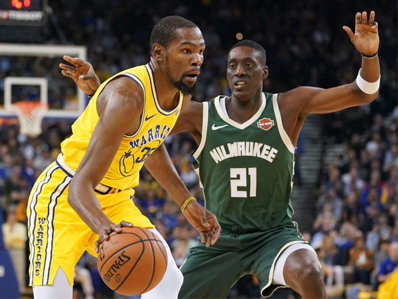 جانب من لقاء غولدن ستايت وميلووكي