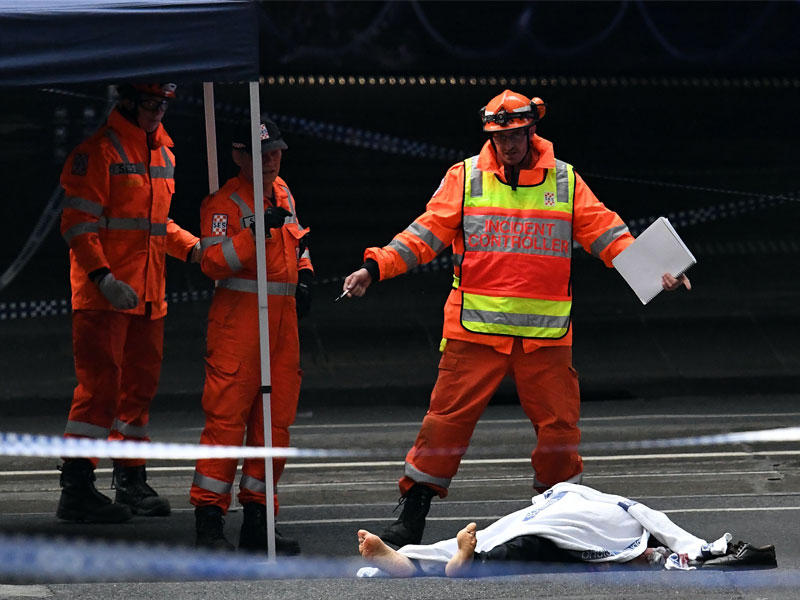 موظفو خدمة الطوارئ الحكومية في مسرح الجريمة