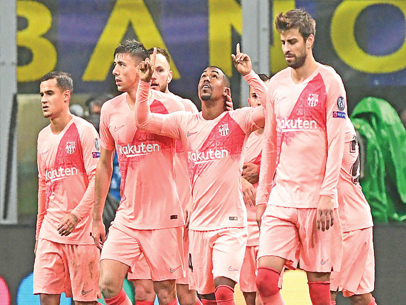 جانب من فرحة لاعبي برشلونة في المباراة السابقة 