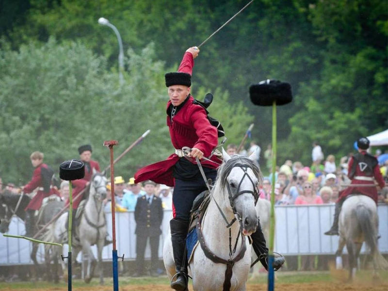صورة يظهر فيها أحد فرسان القوزاق أثناء أحد مسابقاتهم
