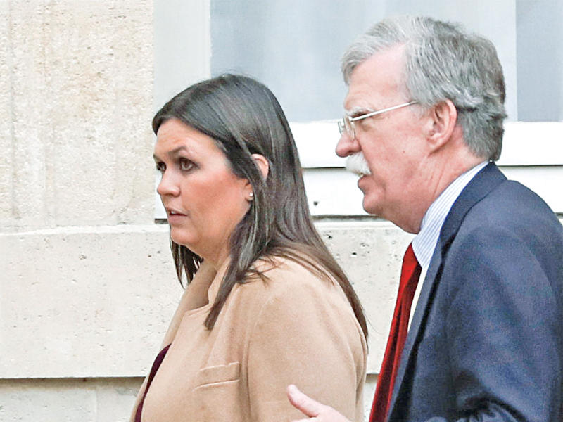 بولتون لدى وصوله إلى باريس للاحتفال بذكرى نهاية الحرب العالمية الأولى بصحبة السكرتيرة الإعلامية للبيت الأبيض سارة هوكابي أمس الأولtt    (رويترز)