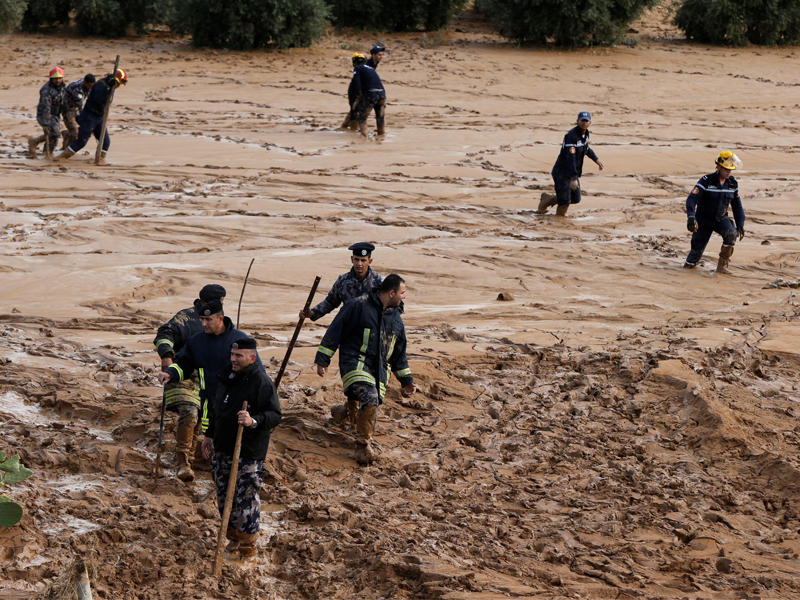 جنود أردنيون وعاملو إغاثة يواصلون عمليات البحث في مأدبا   (رويترز)