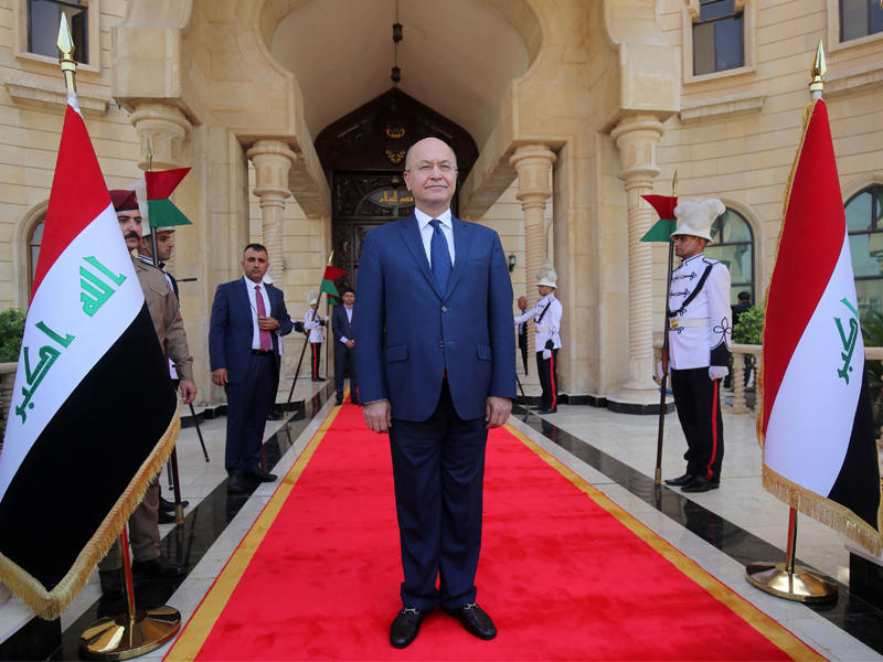 صالح أمام القصر الرئاسي ببغداد   (أ ف ب) 