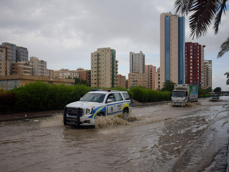 دورية لـ «الداخلية» تعبر السيول أمس