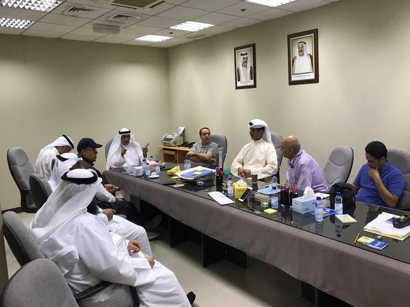 الرشيدي مترئساً اجتماع قيادات «الكهرباء» أمس