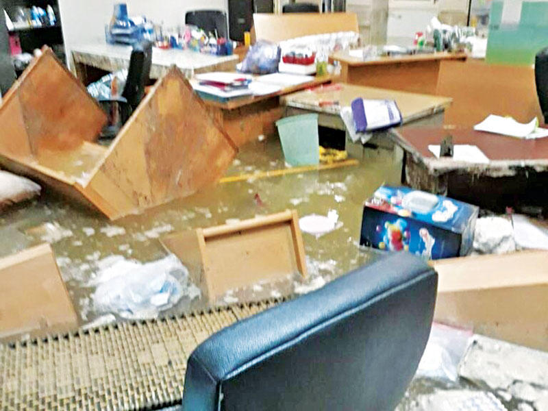 غرق إحدى غرف المعلمات والأثاث يعوم في المياه