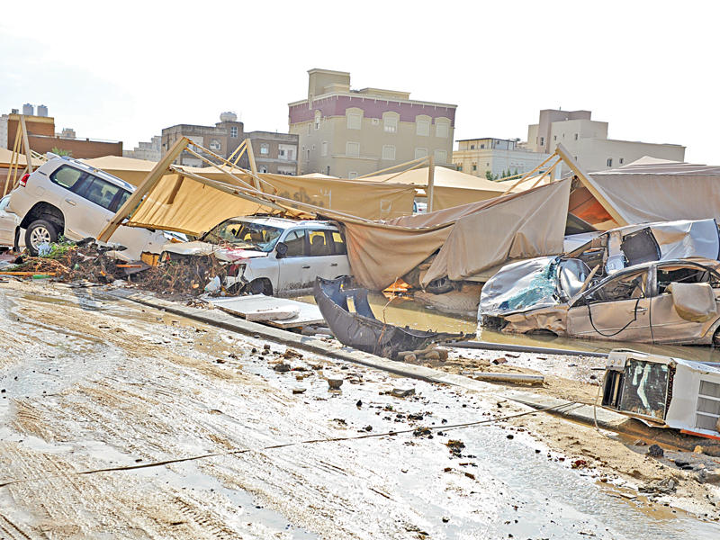 جانب من أضرار السيول في منطقة الفحيحيل أمس t(تصوير عبدالله الخلف)