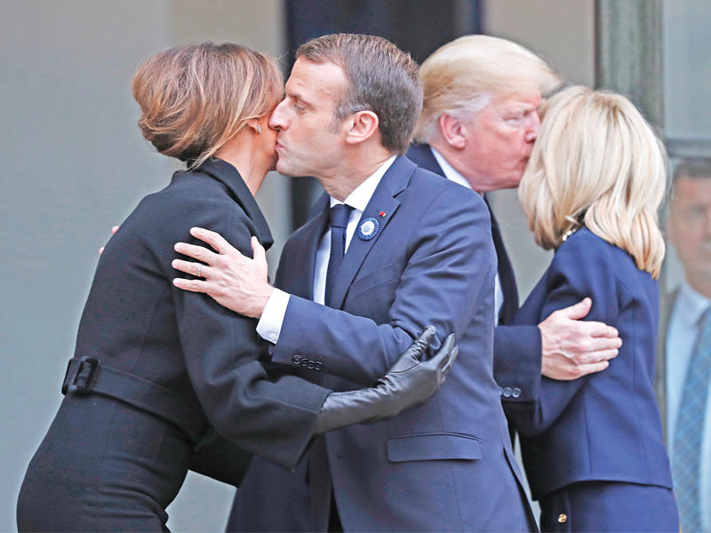 ماكرون وزوجته بريجيت في استقبال ترامب وزوجته ميلانيا على درج قصر الإليزيه بباريس أمسt              (إي بي ايه)