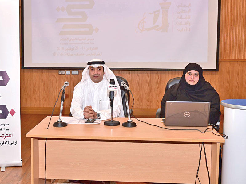 سعد العنزي أثناء المؤتمر الصحافي