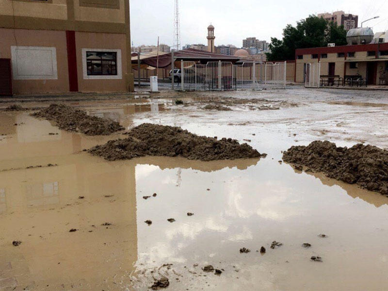 طين في ساحة إحدى المدارس