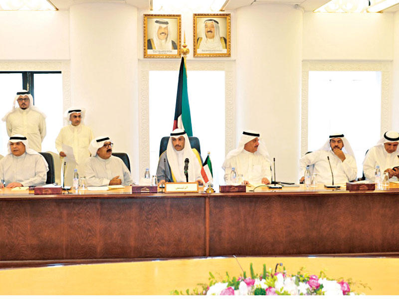 الغانم وناصر الصباح يتوسطان اجتماع السلطتين أمس   (تصوير عبدالله الخلف)n