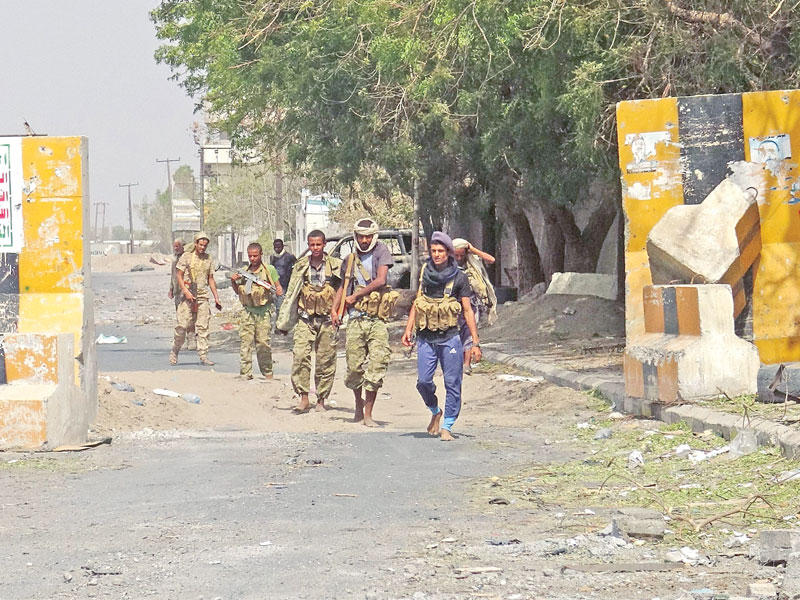 مسلحون موالون للحكومة اليمنية يدخلون موقعاً كان يسيطر عليه الحوثيون في الحديدة (ا ف ب)n