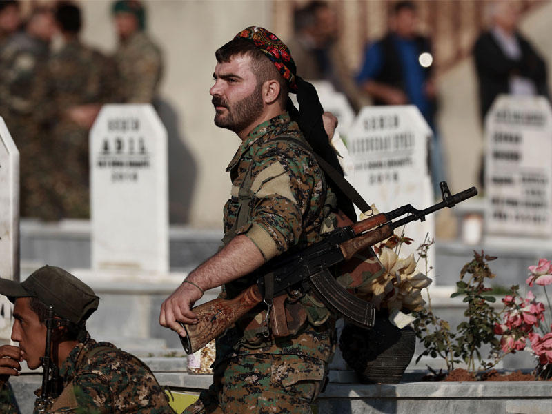 مقاتل من القوات السورية الديمقراطية يحضر جنازة زميله مقاتلا قتل في هجوم لداعش