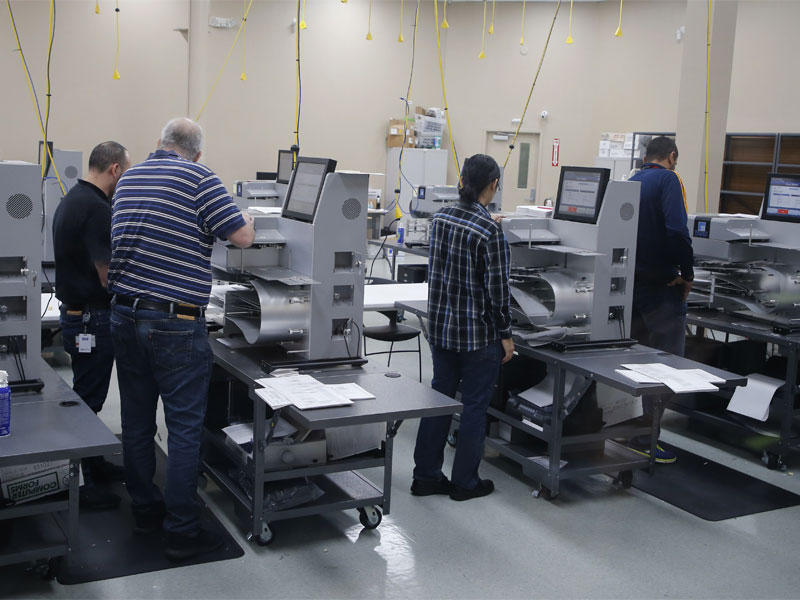 مسؤولو الانتخابات