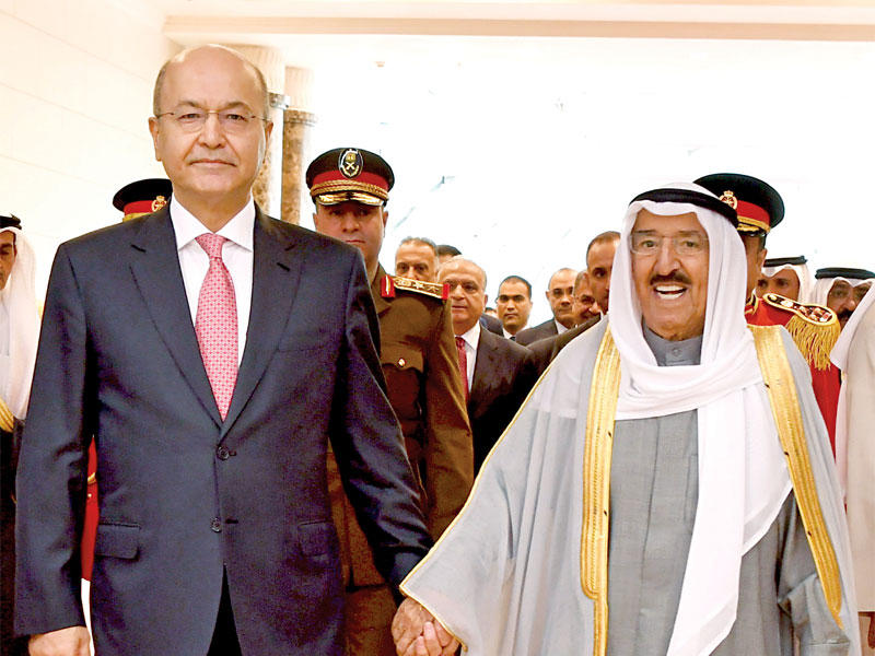 صاحب السمو مستقبلاً الرئيس العراقي برهم صالح لدى وصوله إلى البلاد أمسn