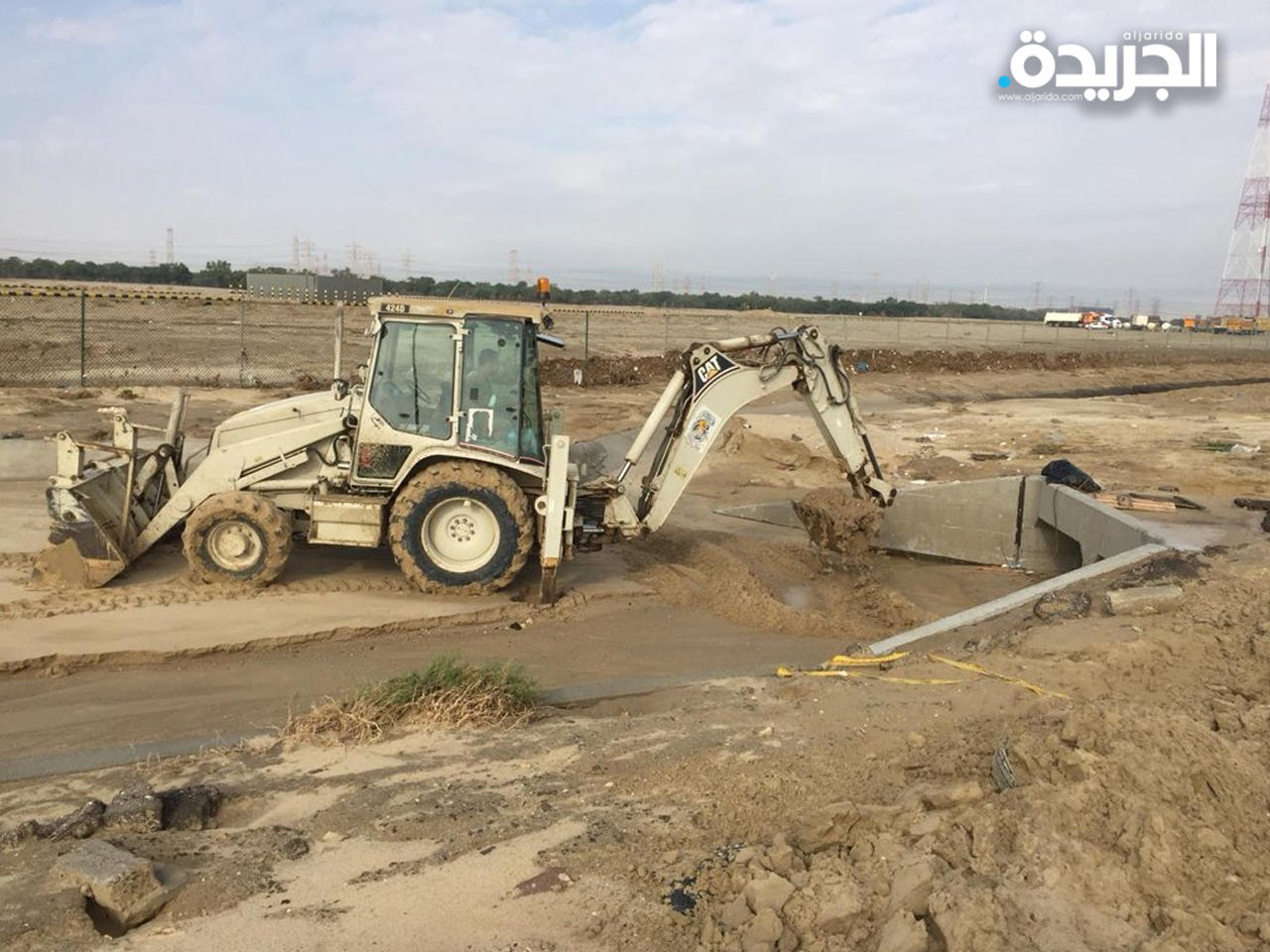 جانب من عملية فتح المنهول الرئيسي في منطقة جنوب الصباحية لحجز مياه الأمطار وتحويل مسارها عن المناطق السكنية