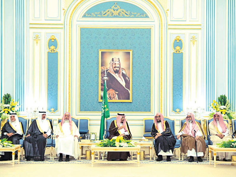 الملك سلمان مستقبلاً الأمراء ومفتي المملكة أمس (واس)