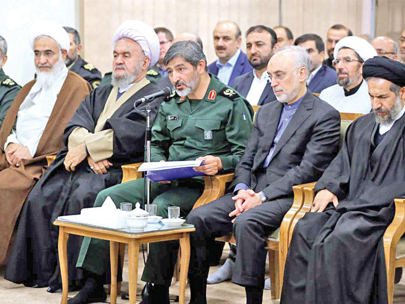 جانب من لقاء المرشد الإيراني الأعلى علي خامنئي ومسؤولين بمحافظة قزوين أمس (إرنا)