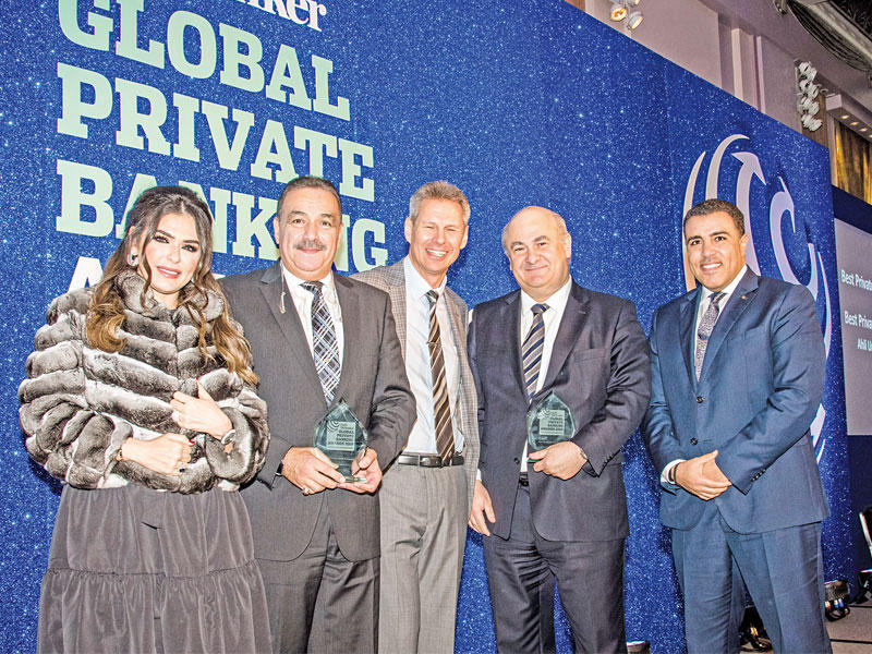 مدحت توفيق متسلما الجائزة