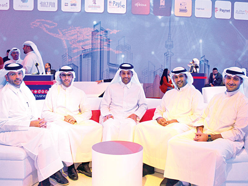 عبدالرزاق المطوع ويوسف الفضالة والشيخ محمد بن عبدالله آل ثاني ومحمود المرزوق وأحمد النعمة