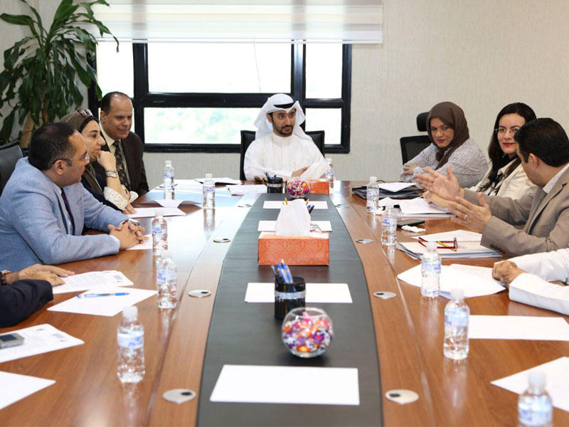 الملا خلال الاجتماع