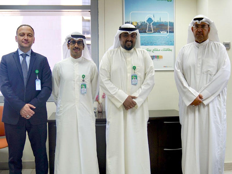 نمر ياسين وممثلو «بيتك» مع عبدالعزيز أشكناني 