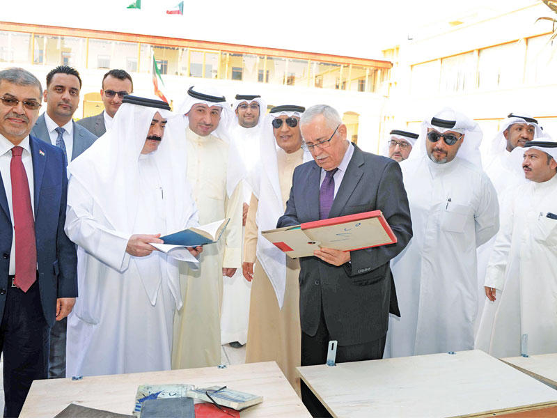 اليوسفي ومدير المكتبة الوطنية خلال تسليم الأر شيف الوطني