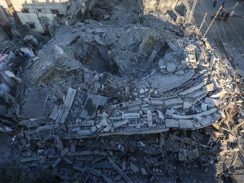 مبنى «الاستخبارات العسكرية» المدمّر التابع لـ«حماس» في غزة امس (ا ف ب)