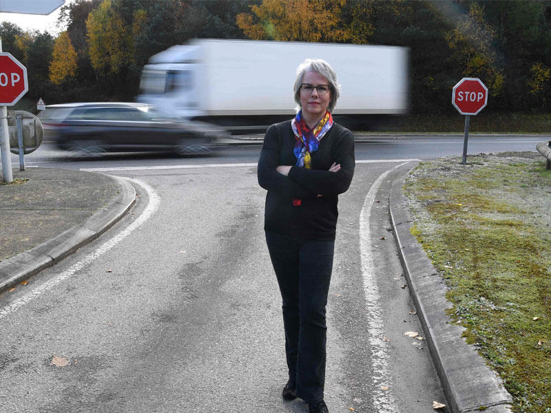 المتظاهره الفرنسيه جاكلين موراود ، التي أصبحت رمزا للكفاح ضد الزيادة في أسعار الوقود