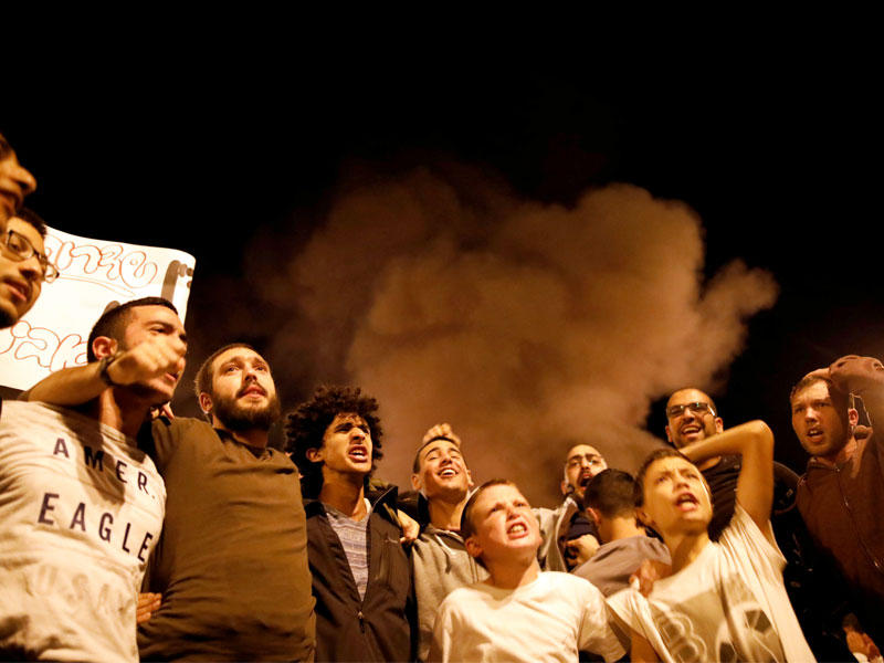 إسرائيليون يتظاهرون في الجنوب مساء أمس الأول احتجاجاً على قرار وقف النار مع الفلسطينيين  t(رويترز)