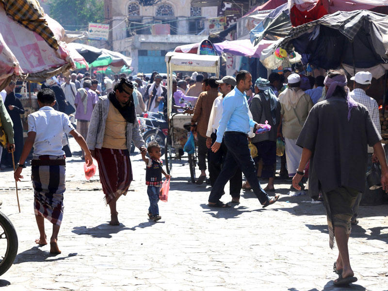 يمنيون بسوق في مدينة تعز جنوب اليمن أمس الأولt (أ ف ب)