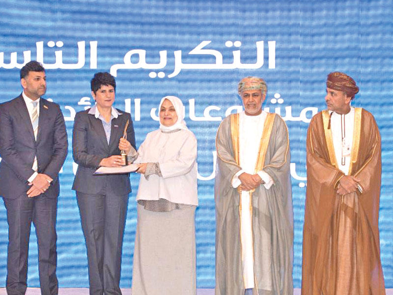 منال المطر تتسلم الجائزة من هند الصبيح