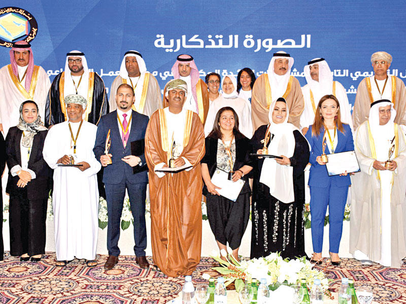 الصبيح تتوسط المشاركين في اجتماع لجنتي العمل والشؤون بدول مجلس التعاون 