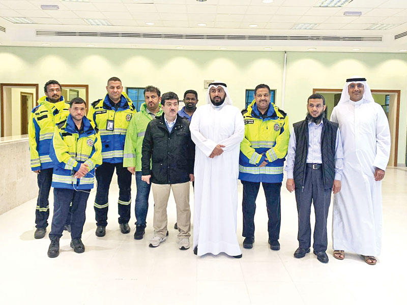 وزير الصحة خلال الجولة على مركز الطوارئ بمدينة صباح الأحمد السكنية